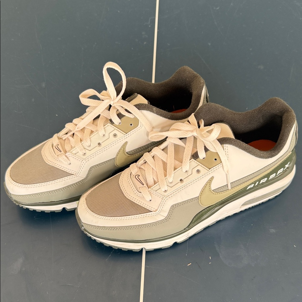 Nike Sneakers in olive green and Tan